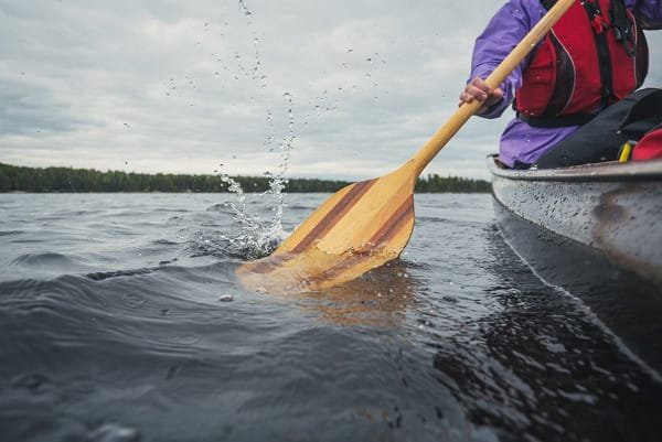 how to paddle a canoe image